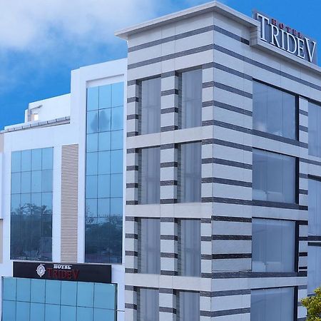 Hotel Tridev Варанаси Екстериор снимка