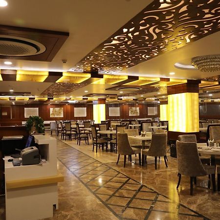 Hotel Tridev Варанаси Екстериор снимка