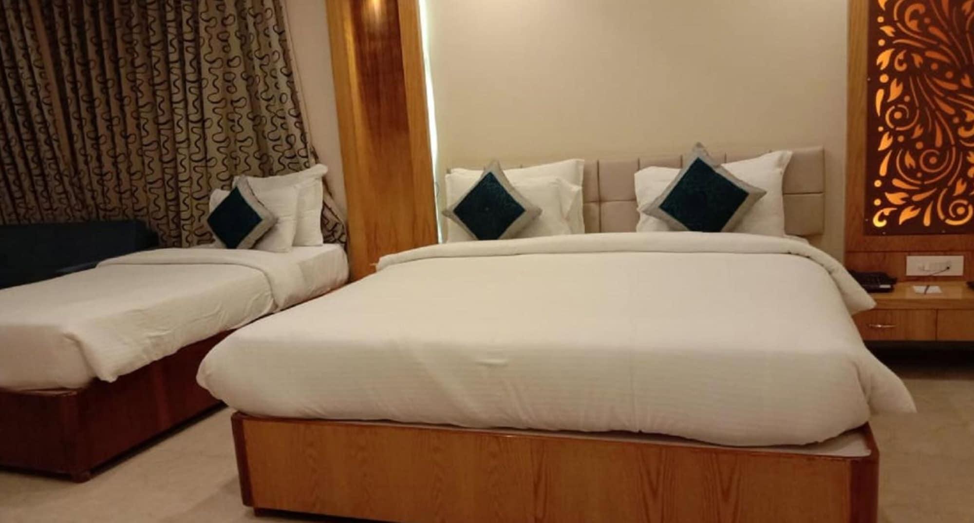 Hotel Tridev Варанаси Екстериор снимка