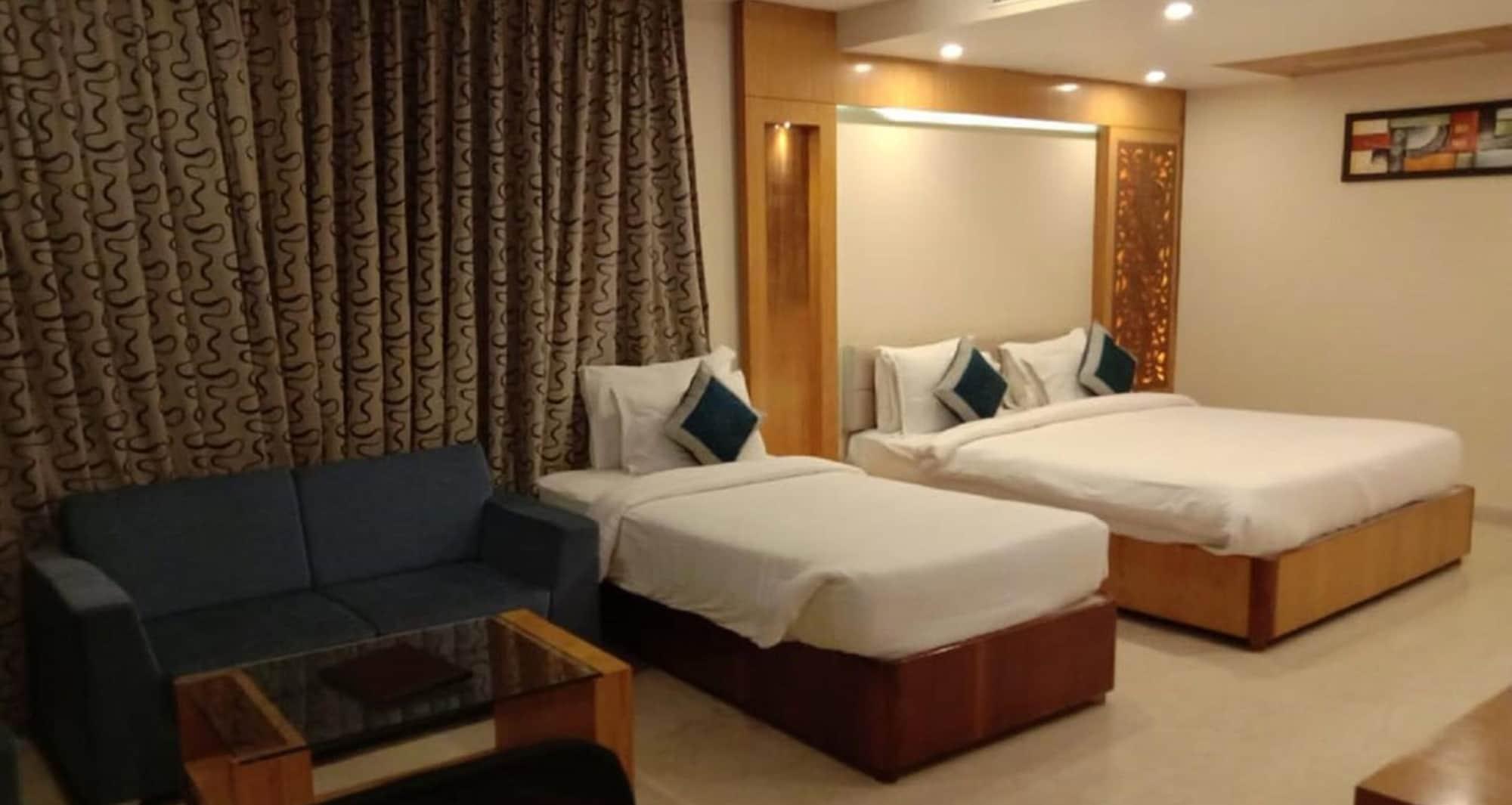 Hotel Tridev Варанаси Екстериор снимка