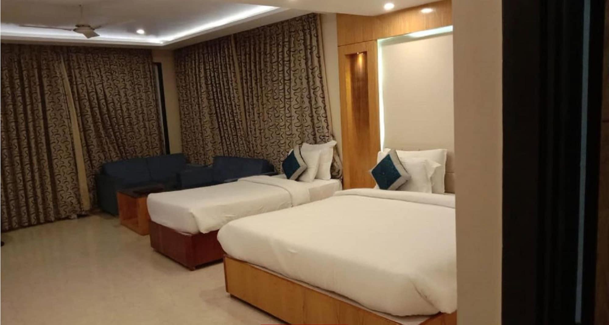 Hotel Tridev Варанаси Екстериор снимка