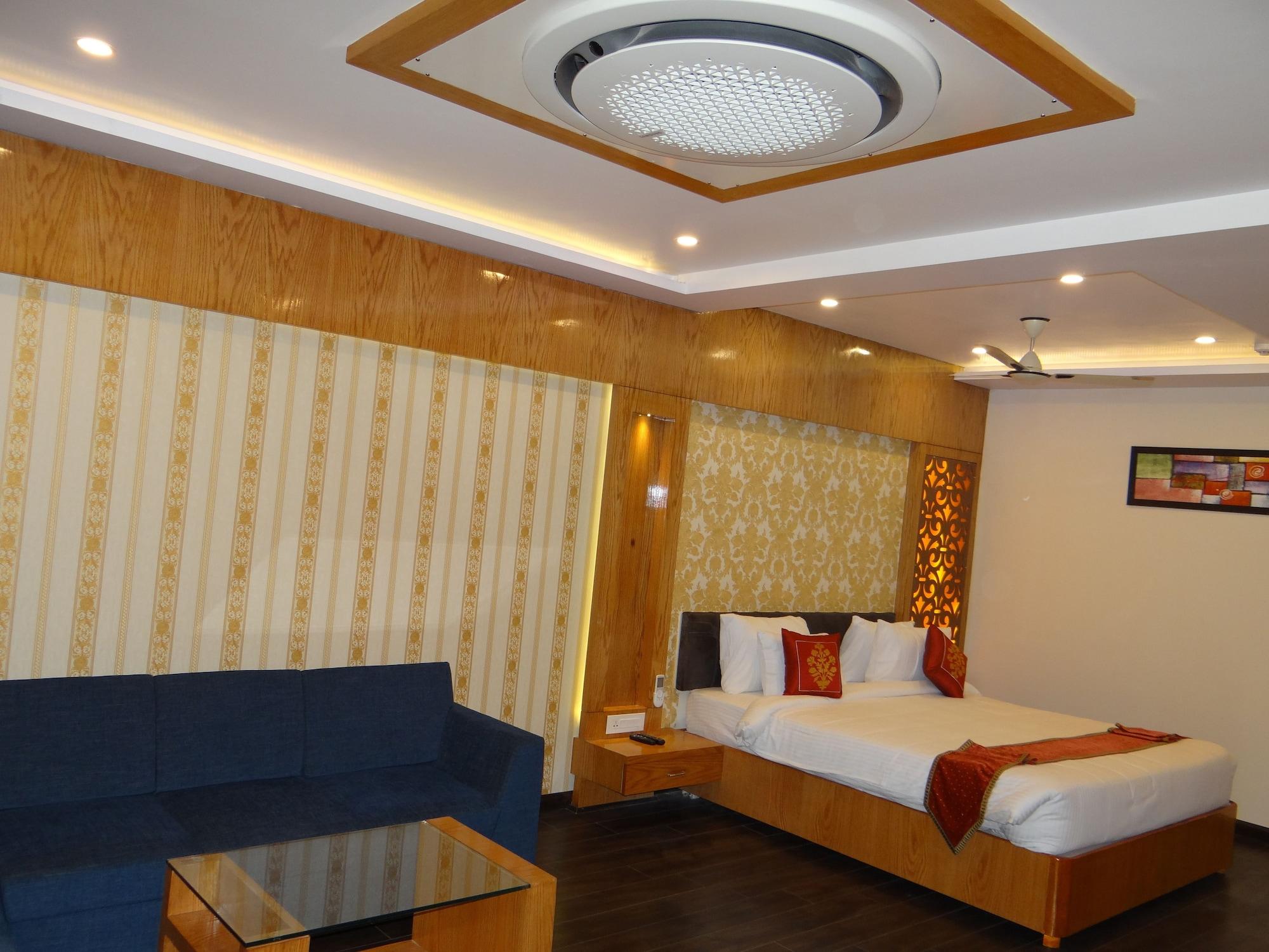 Hotel Tridev Варанаси Екстериор снимка