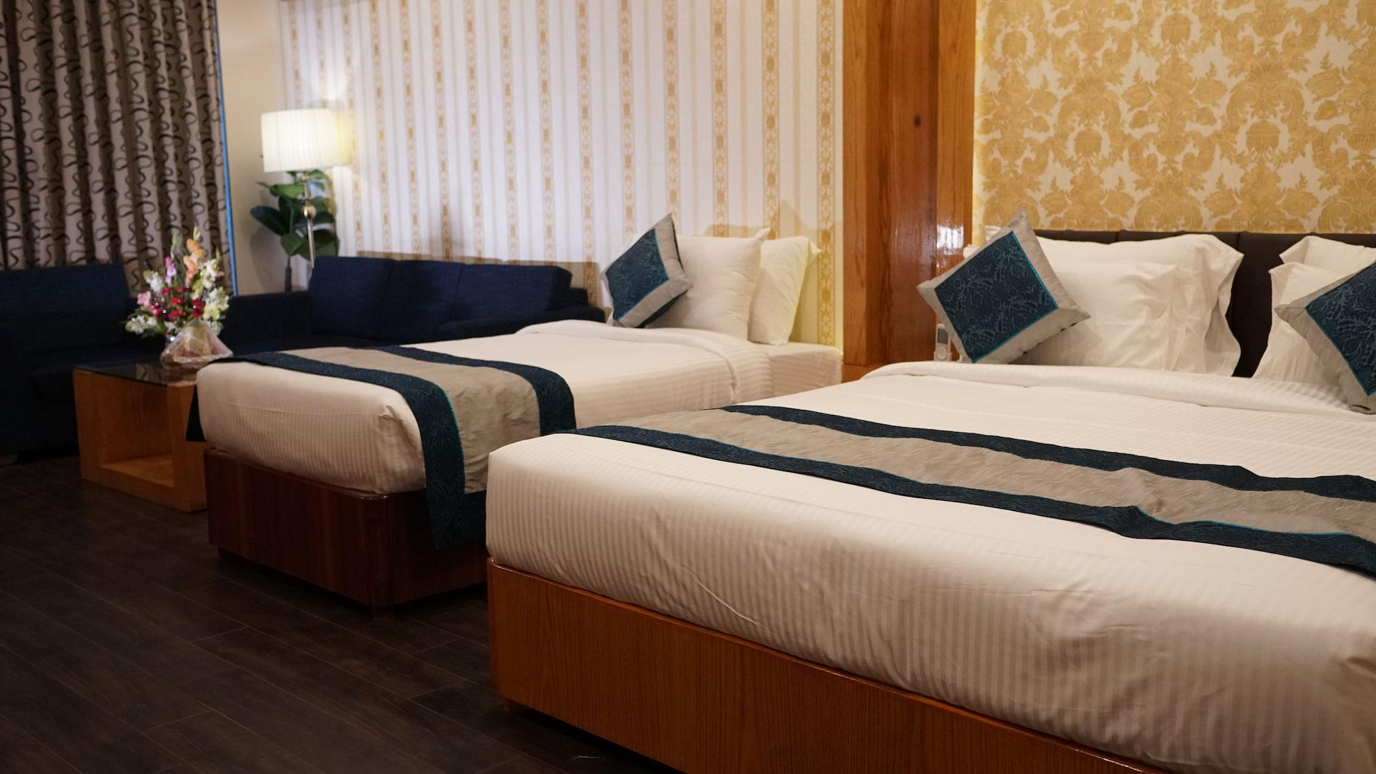 Hotel Tridev Варанаси Екстериор снимка