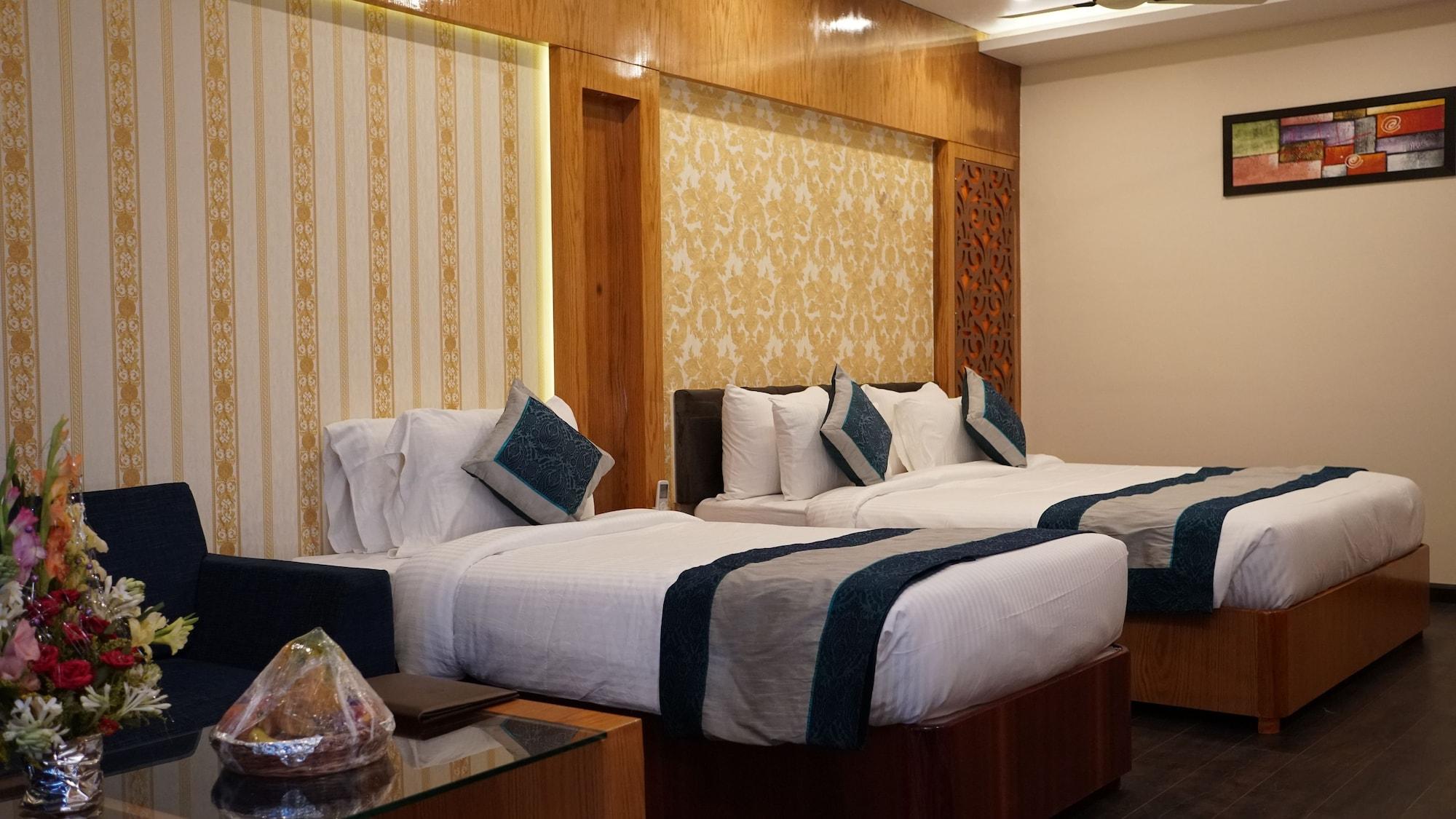 Hotel Tridev Варанаси Екстериор снимка