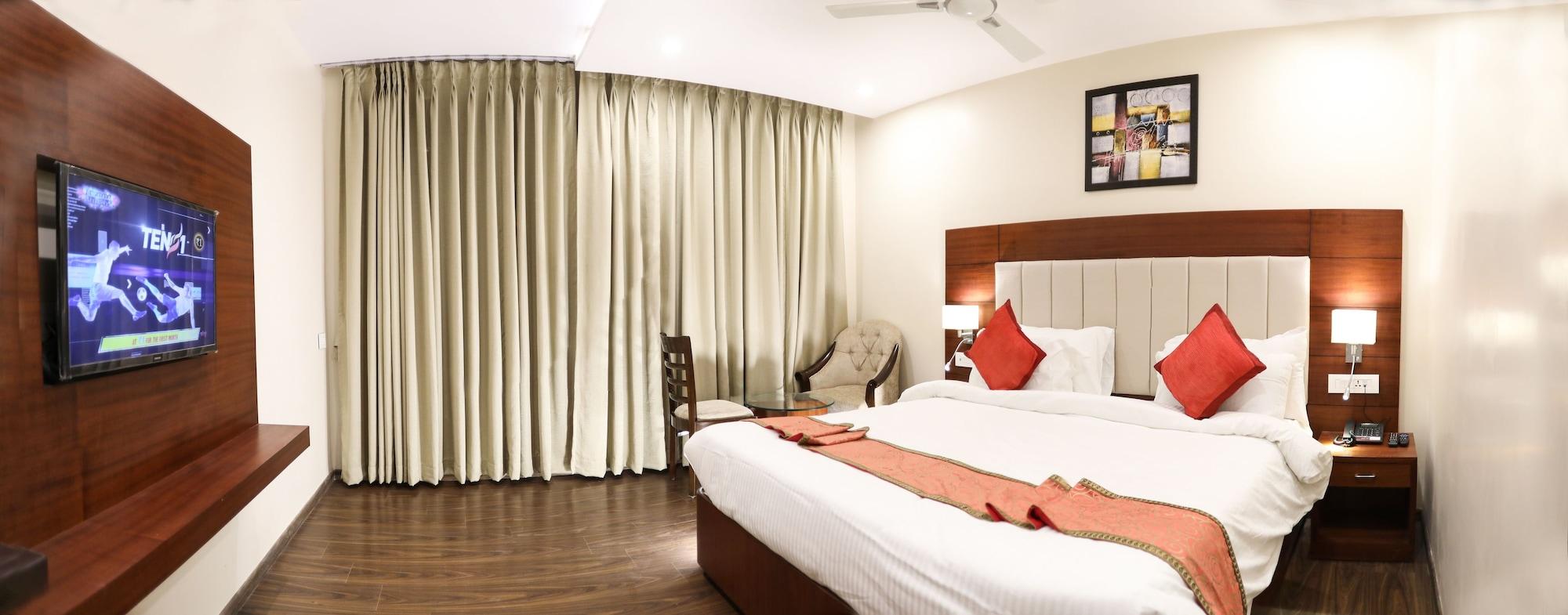 Hotel Tridev Варанаси Екстериор снимка