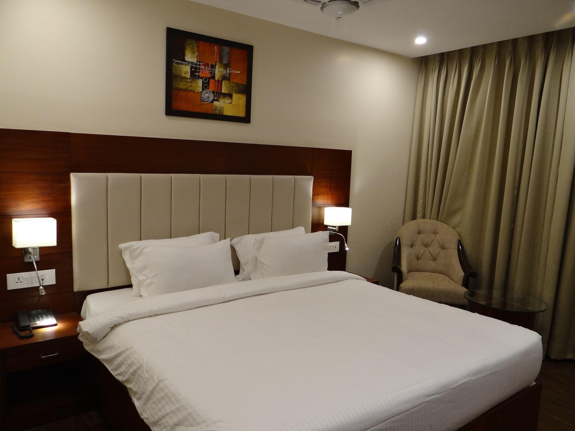 Hotel Tridev Варанаси Екстериор снимка