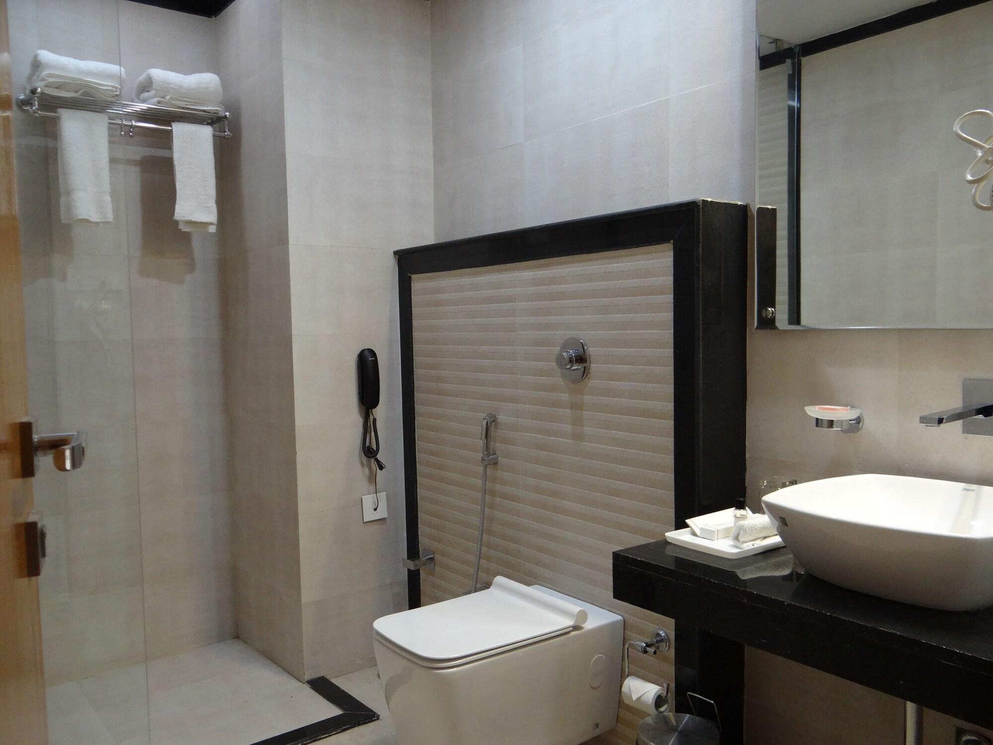 Hotel Tridev Варанаси Екстериор снимка