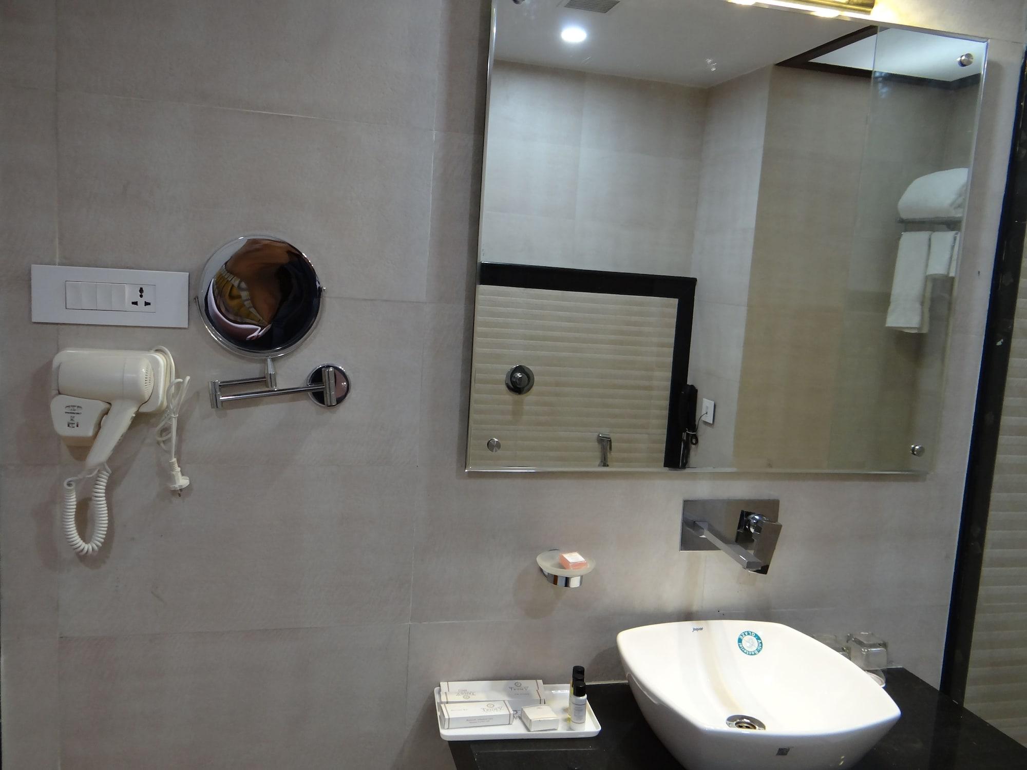 Hotel Tridev Варанаси Екстериор снимка