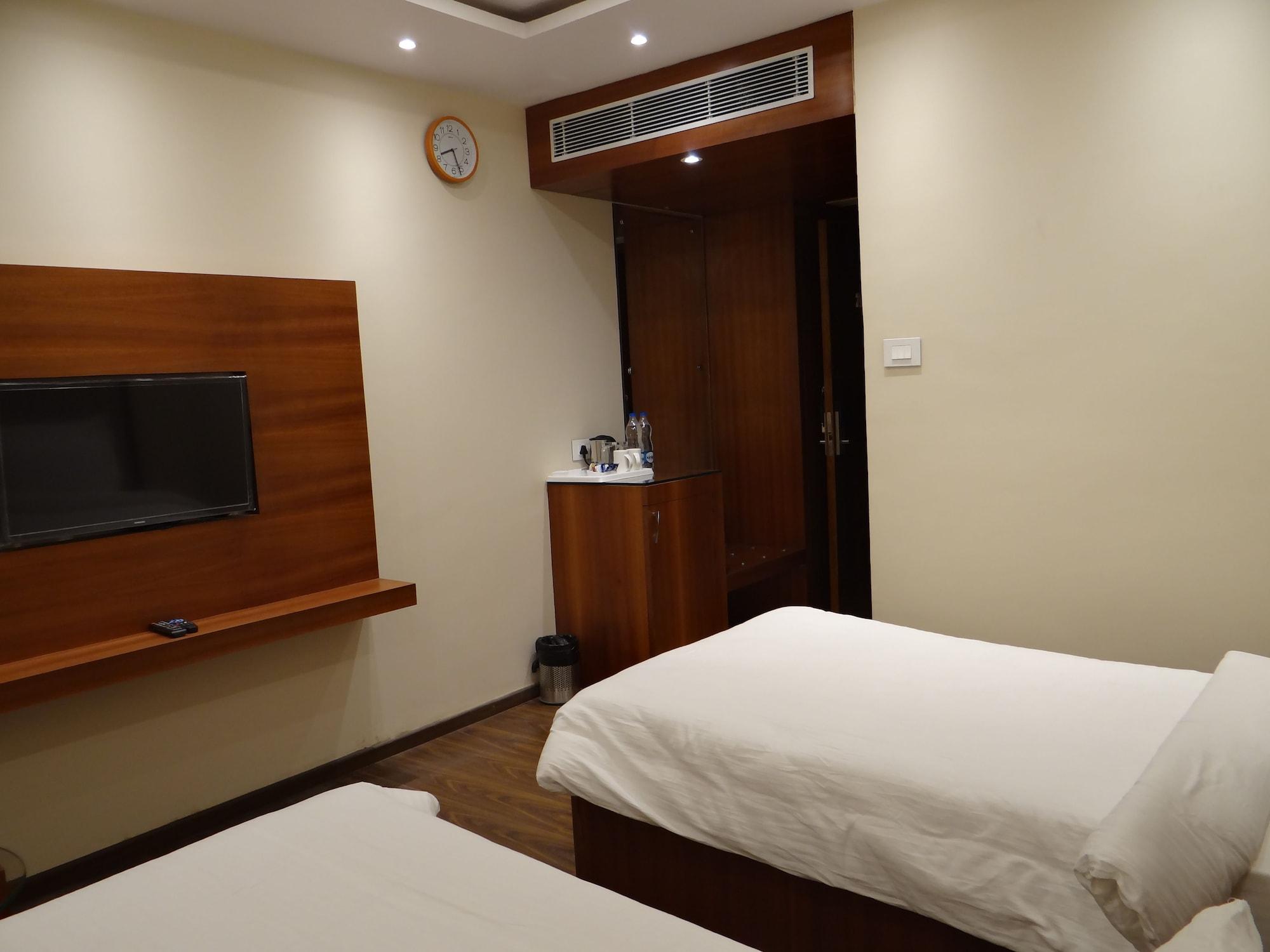 Hotel Tridev Варанаси Екстериор снимка
