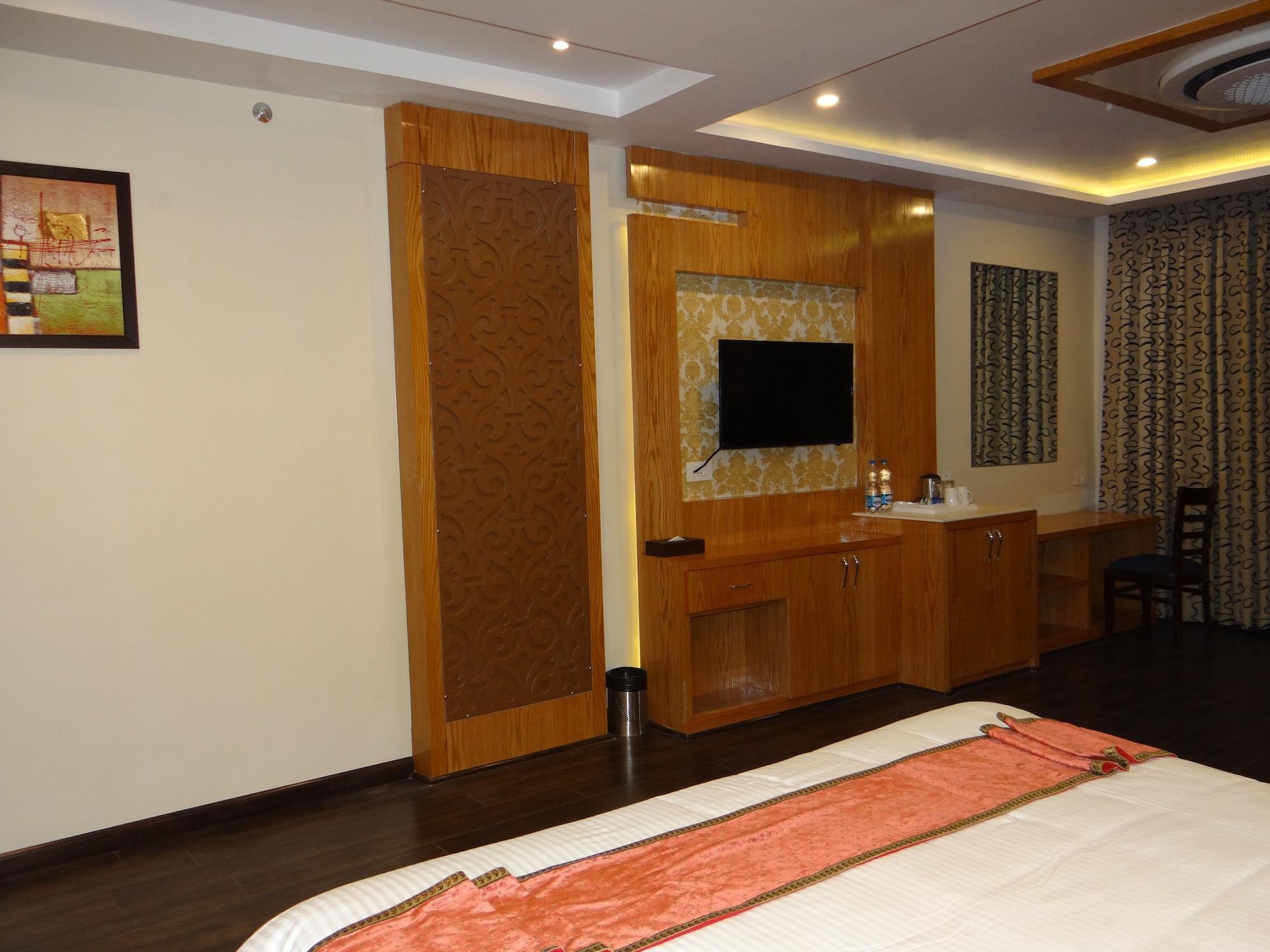 Hotel Tridev Варанаси Екстериор снимка