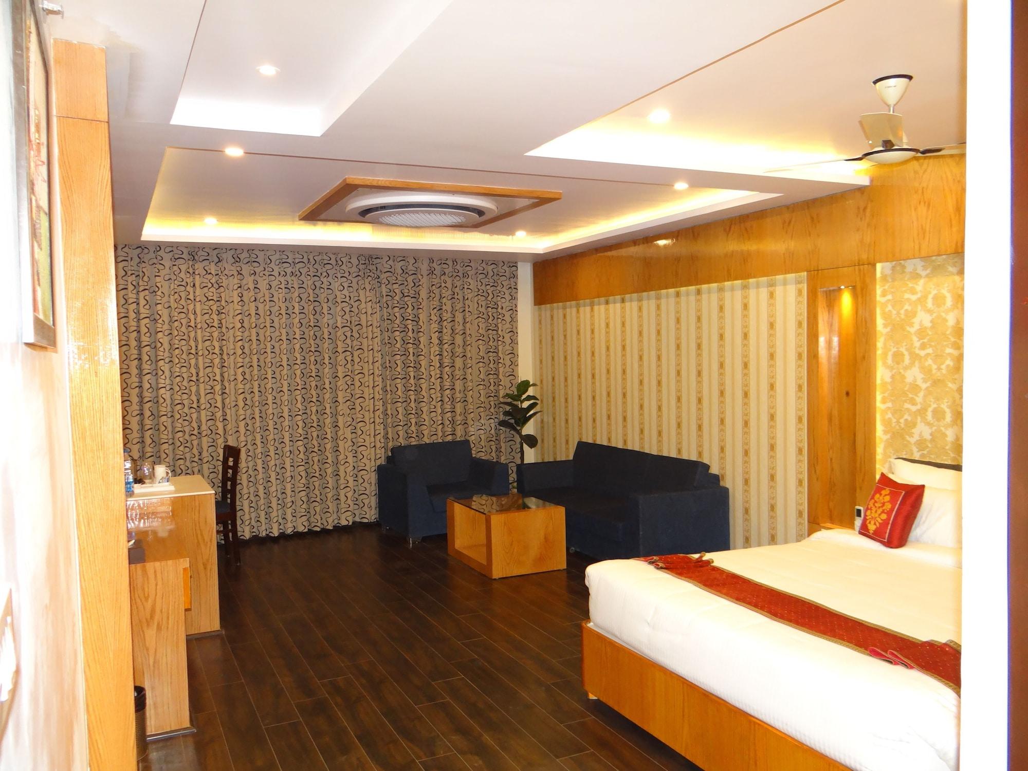 Hotel Tridev Варанаси Екстериор снимка