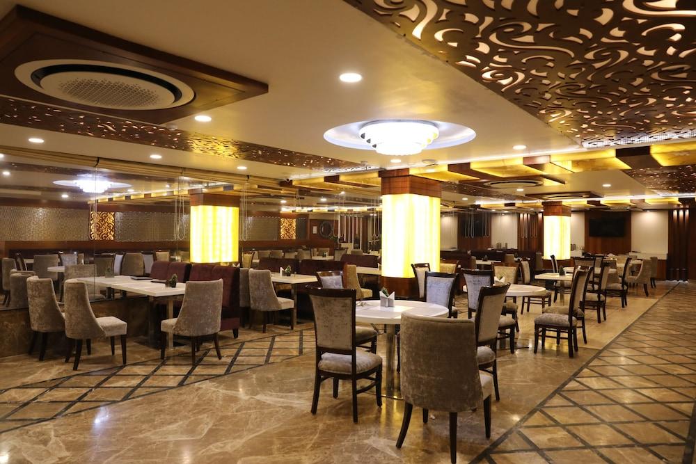 Hotel Tridev Варанаси Екстериор снимка