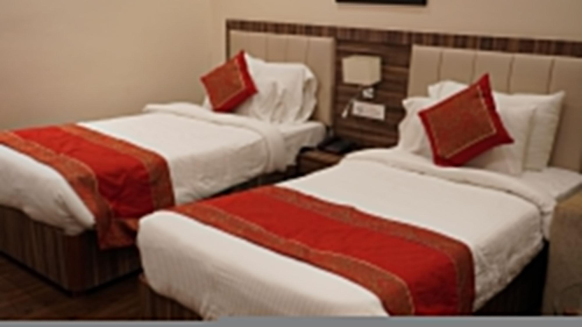 Hotel Tridev Варанаси Екстериор снимка
