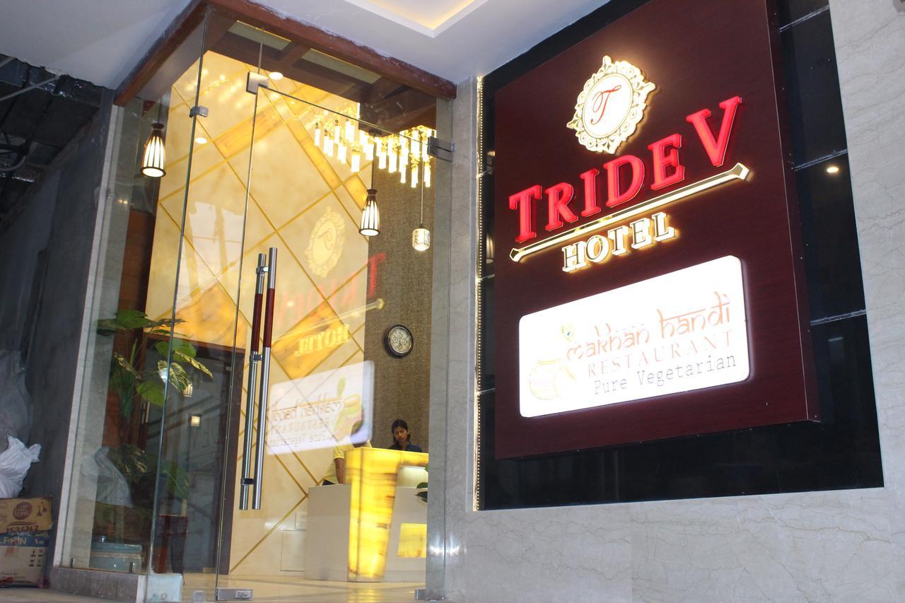 Hotel Tridev Варанаси Екстериор снимка