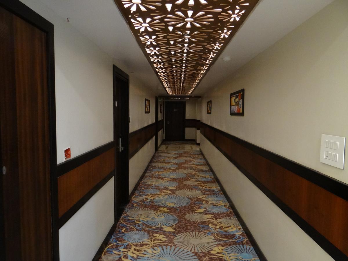 Hotel Tridev Варанаси Екстериор снимка