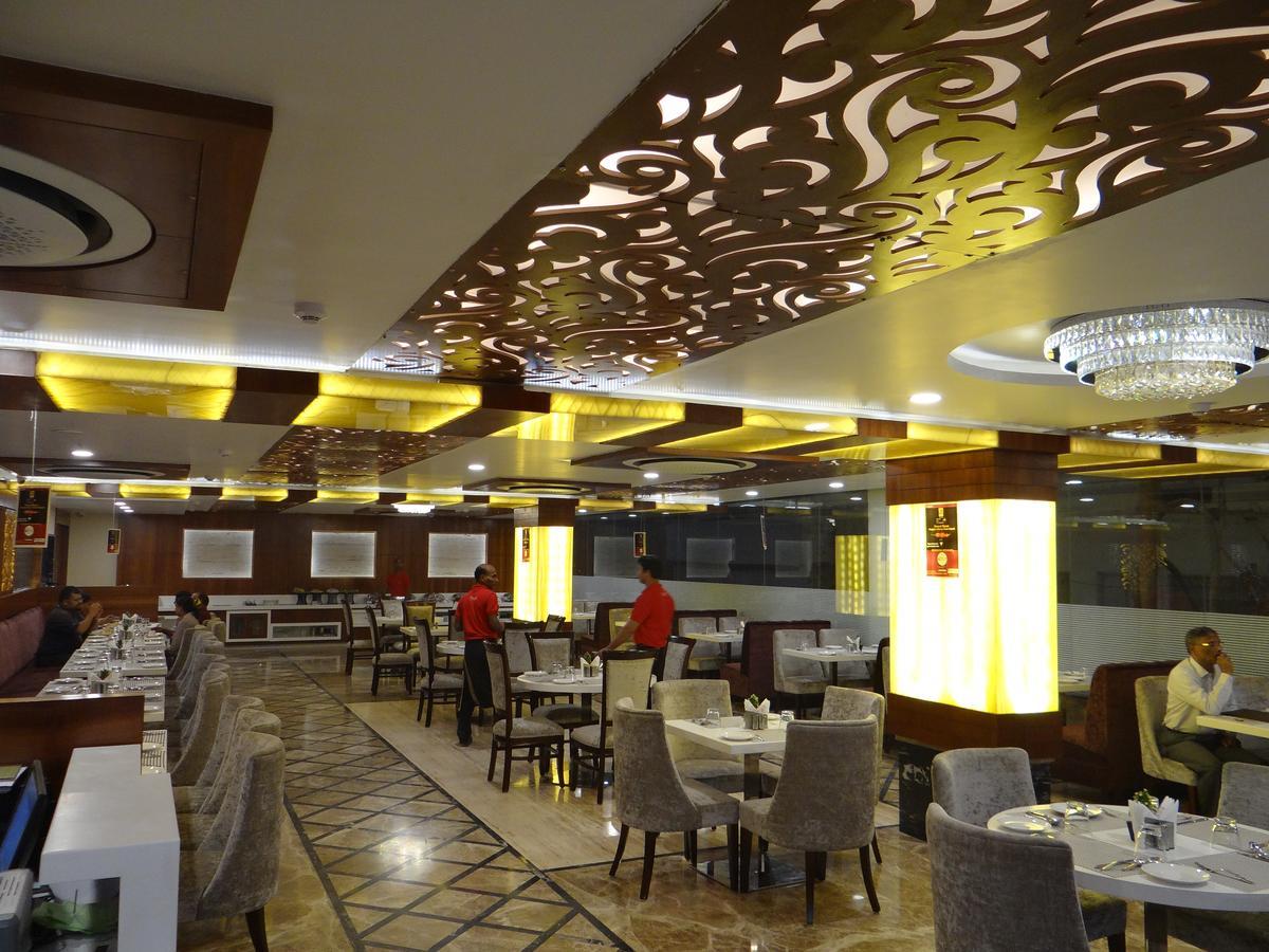 Hotel Tridev Варанаси Екстериор снимка