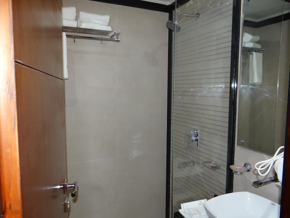 Hotel Tridev Варанаси Екстериор снимка