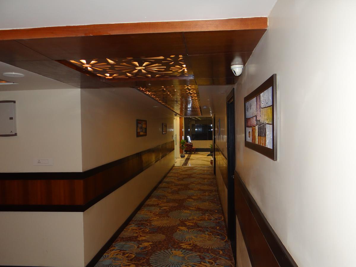Hotel Tridev Варанаси Екстериор снимка