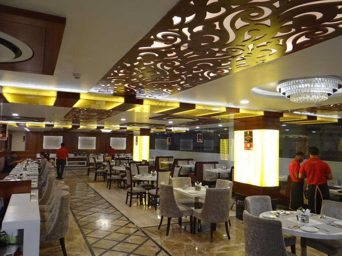 Hotel Tridev Варанаси Екстериор снимка
