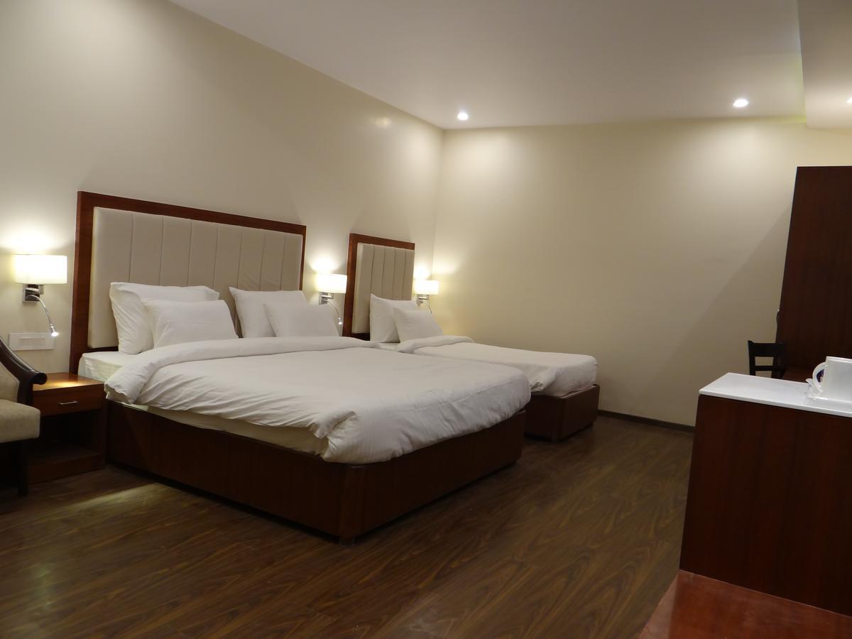 Hotel Tridev Варанаси Екстериор снимка