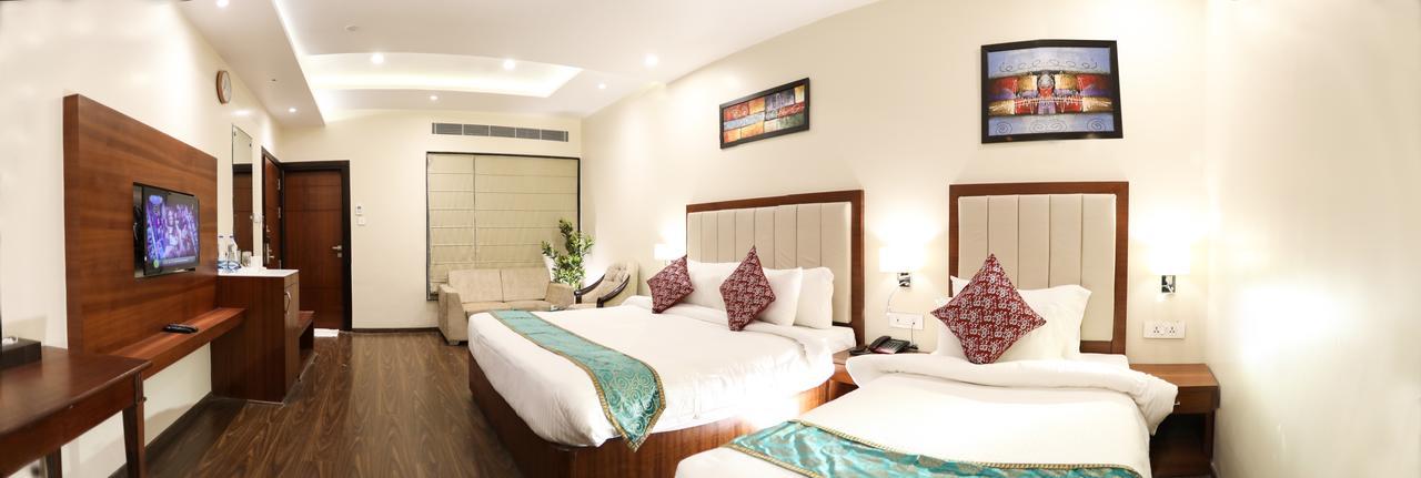 Hotel Tridev Варанаси Екстериор снимка