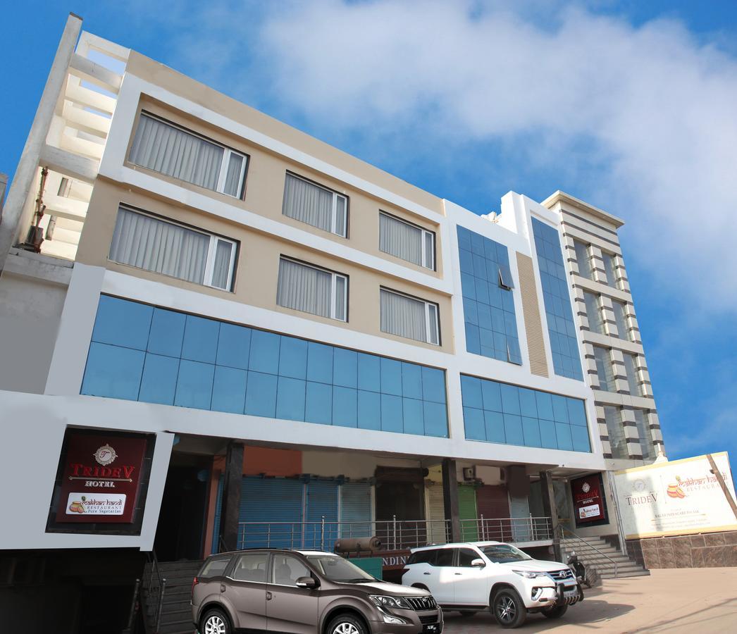 Hotel Tridev Варанаси Екстериор снимка