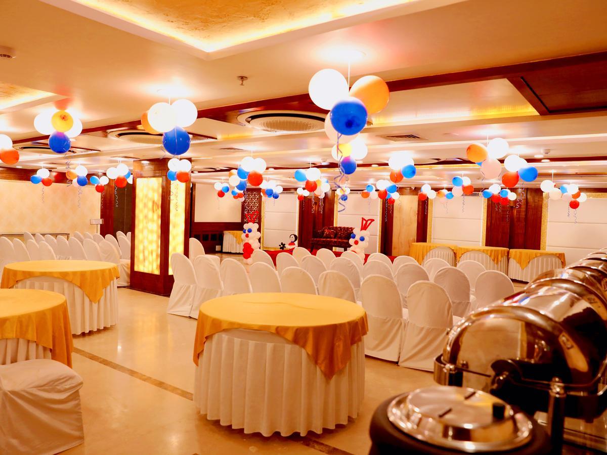 Hotel Tridev Варанаси Екстериор снимка