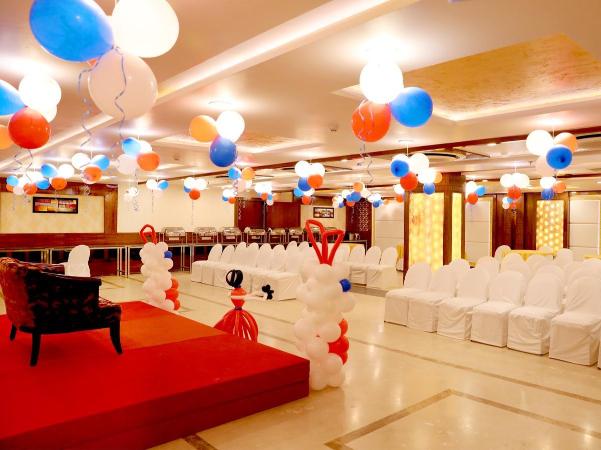 Hotel Tridev Варанаси Екстериор снимка