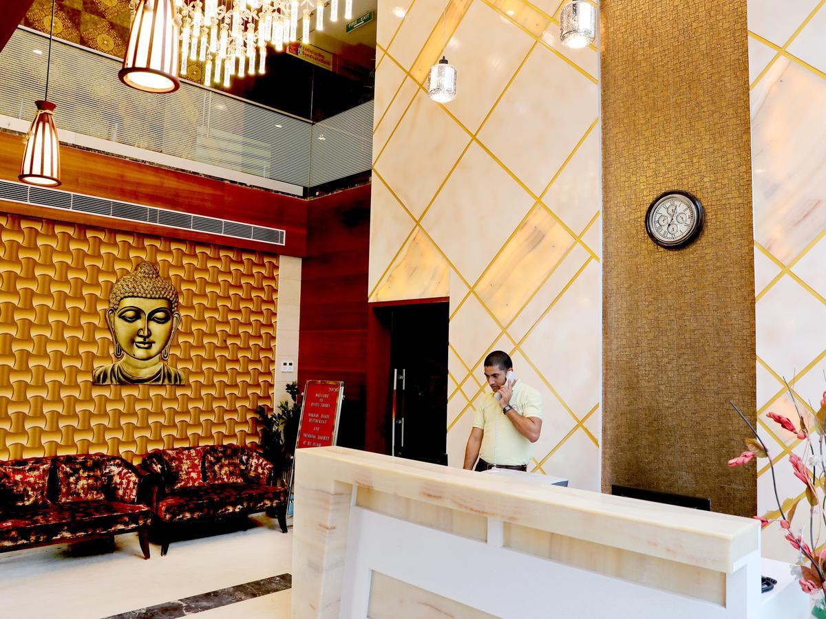 Hotel Tridev Варанаси Екстериор снимка