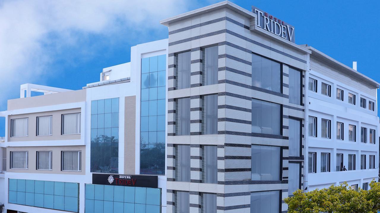 Hotel Tridev Варанаси Екстериор снимка