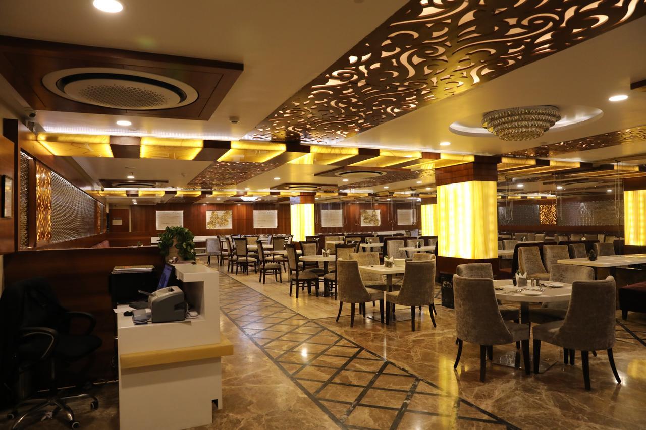 Hotel Tridev Варанаси Екстериор снимка