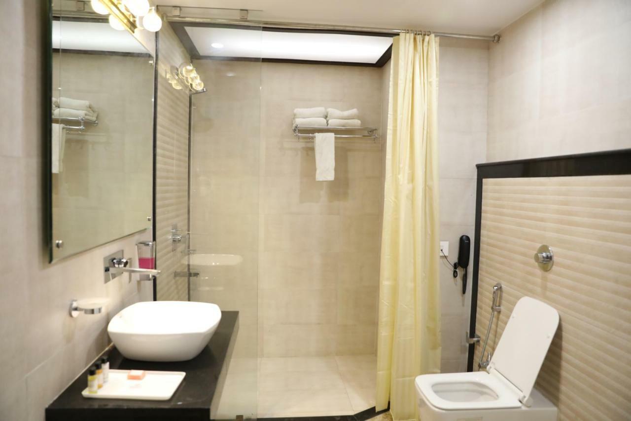Hotel Tridev Варанаси Екстериор снимка